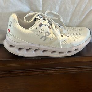 ON CLOUD - BARELY WORN